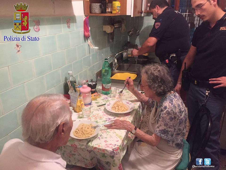 Policiais cozinham para casal de idosos em Roma