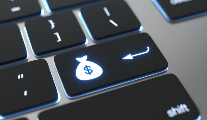 bitcoin chega a 50 mil dólares - imagem de um teclado de computador com um saco de dinheiro